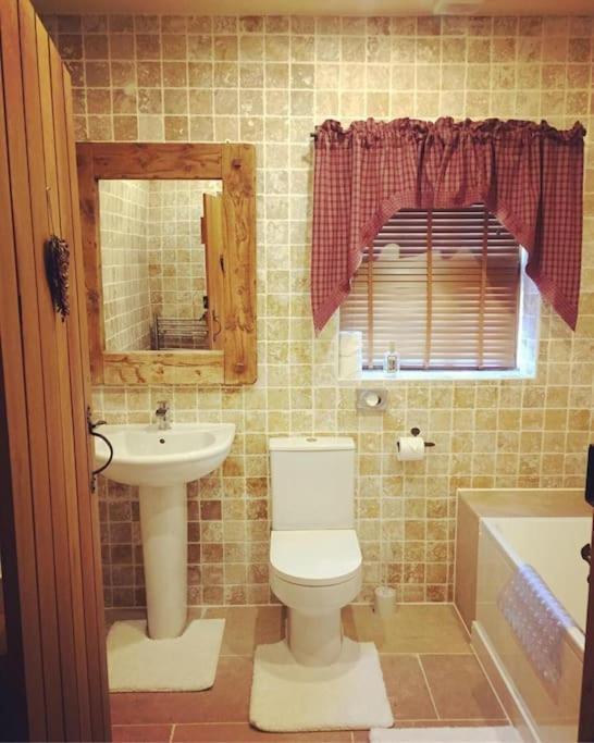 Bumbleberry Cottage Gresford Екстериор снимка